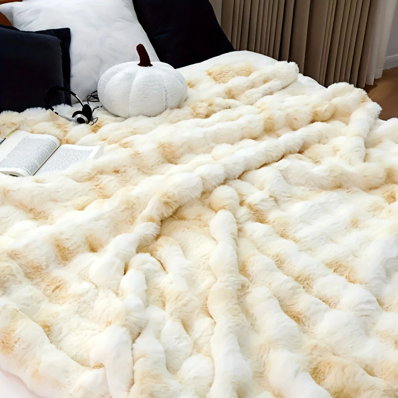 Ultra Soft Faux Rabbit Fleece Blanket – Warm Knitted Plush Throw for Bedroom, Living Room & Dorm – Cozy 100% Polyester Solid Blanket